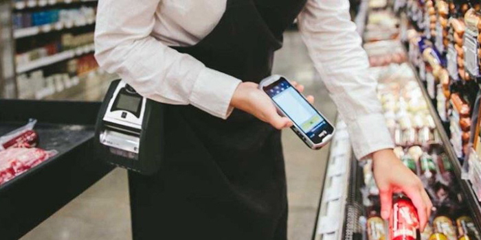 Kvinna prismärker i butik