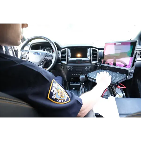Ruggad Monitor installerad i bil med polis